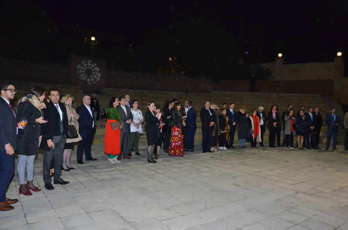 Послы прошли в Баку символический "ритуал очищения" перед Новрузом (ФОТО)