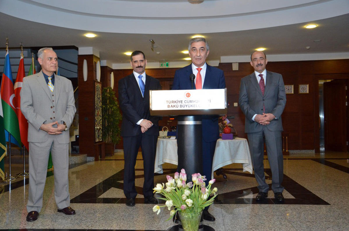 Послы прошли в Баку символический "ритуал очищения" перед Новрузом (ФОТО)