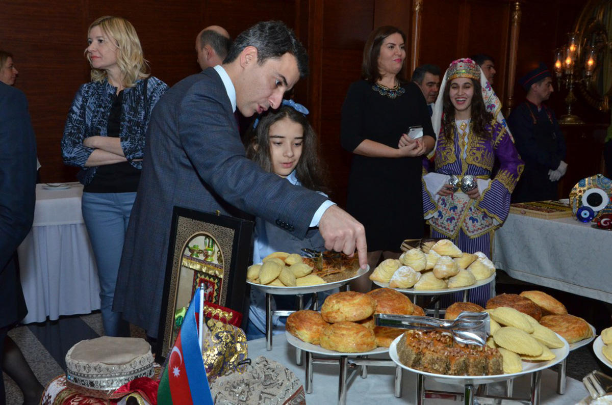 Послы прошли в Баку символический "ритуал очищения" перед Новрузом (ФОТО)