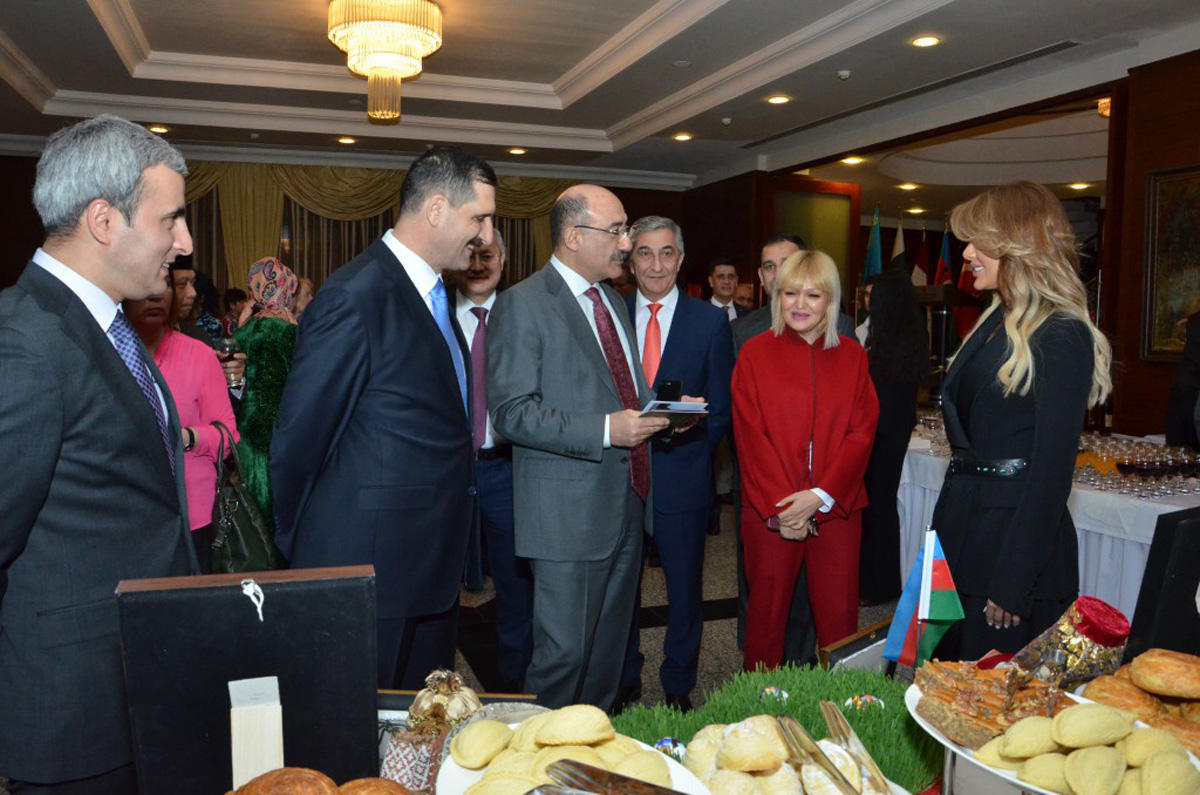 Послы прошли в Баку символический "ритуал очищения" перед Новрузом (ФОТО)