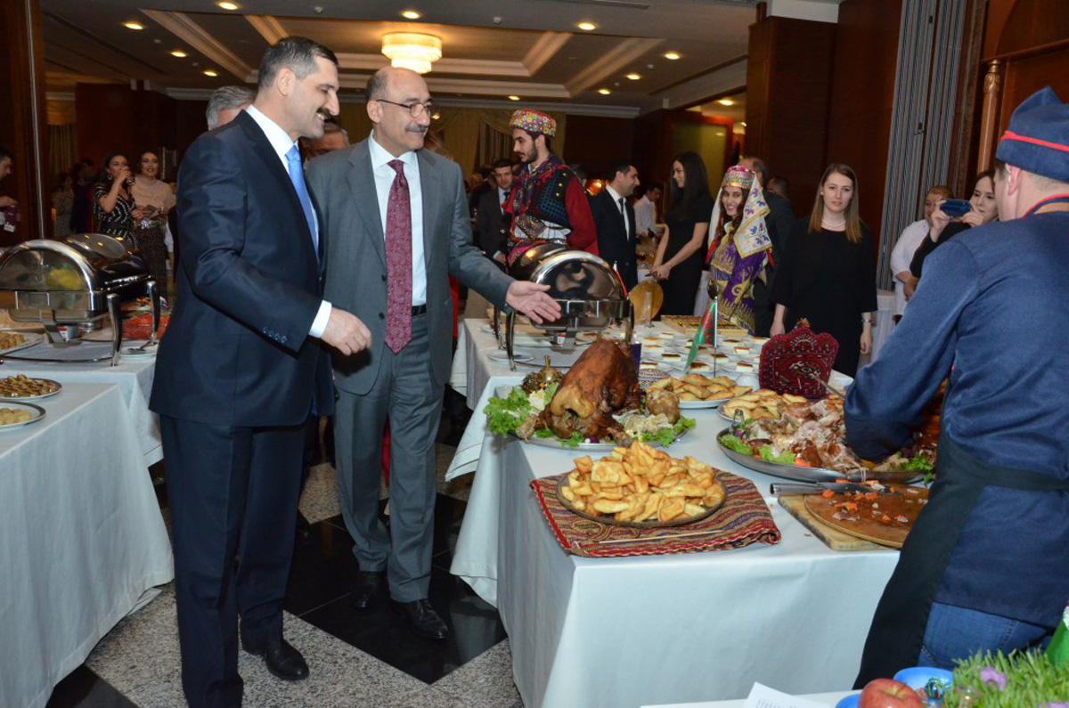 Послы прошли в Баку символический "ритуал очищения" перед Новрузом (ФОТО)