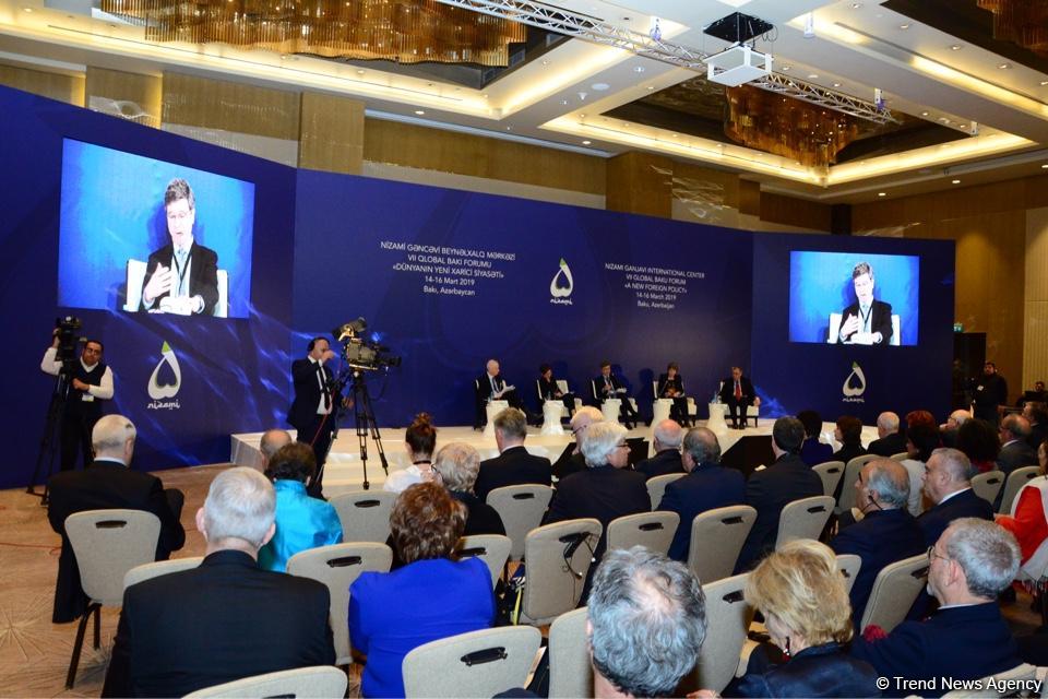 VII Глобальный Бакинский форум продолжает работу панельными обсуждениями (ФОТО)