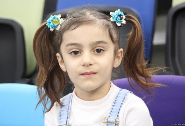 Юные зрительницы Кубка мира болеют за азербайджанских гимнастов (ФОТО)