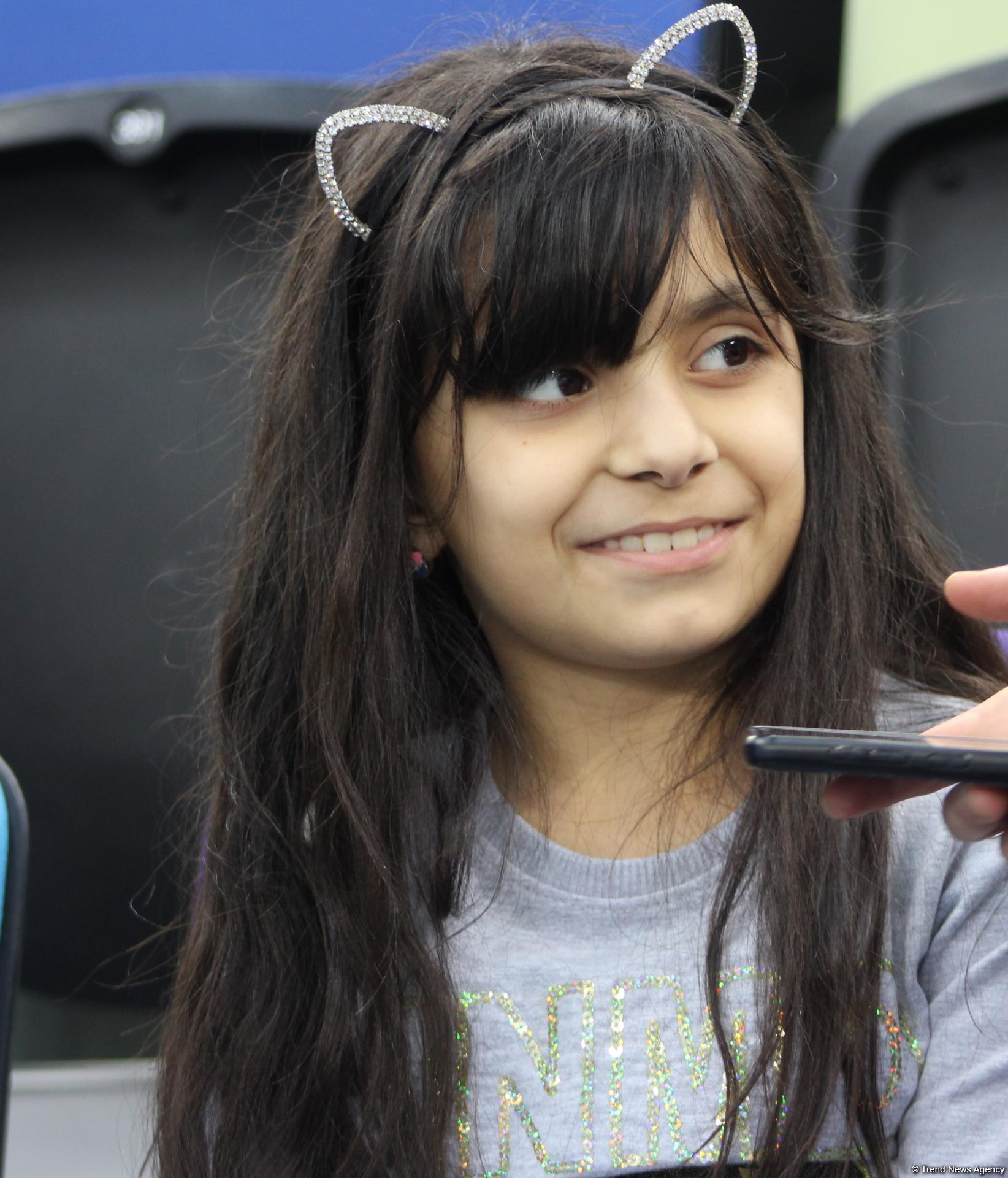 Юные зрительницы Кубка мира болеют за азербайджанских гимнастов (ФОТО)