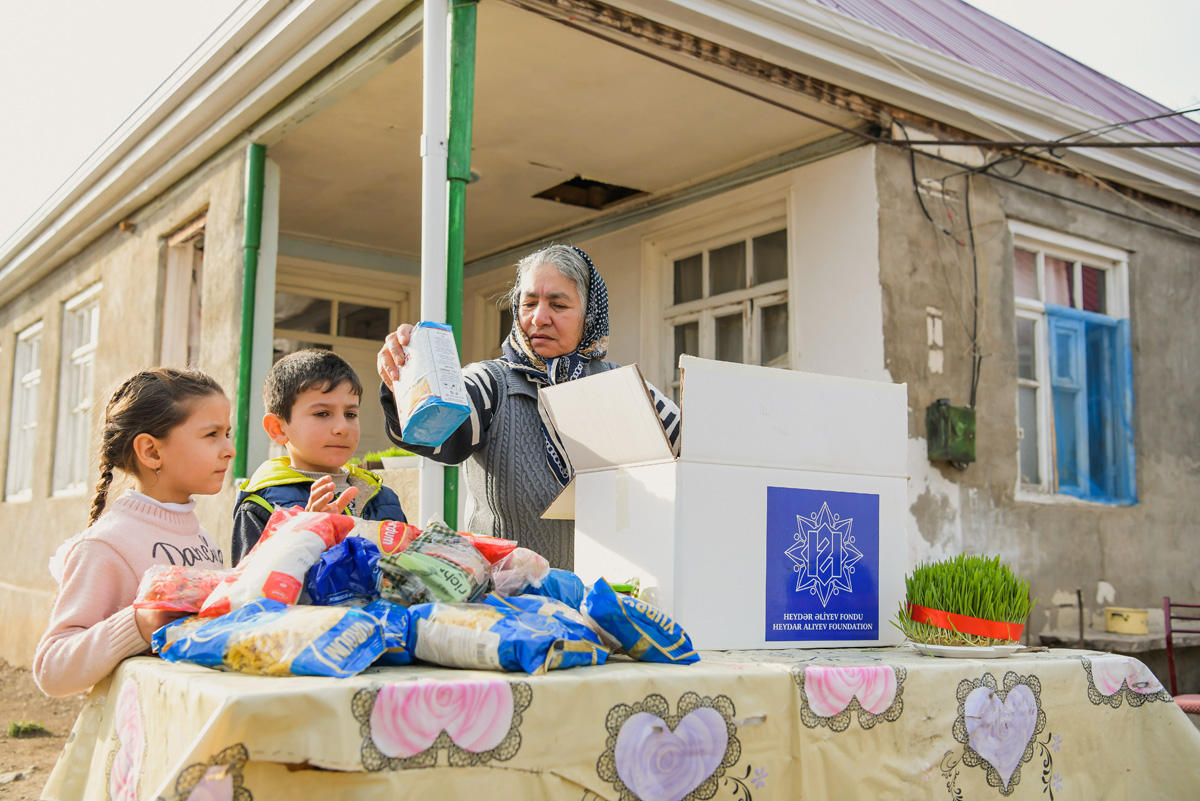 Фонд Гейдара Алиева раздает малообеспеченным семьям подарки по случаю праздника Новруз (ФОТО)