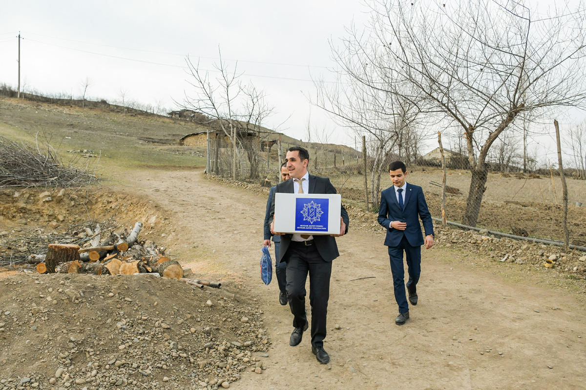 Фонд Гейдара Алиева раздает малообеспеченным семьям подарки по случаю праздника Новруз (ФОТО)