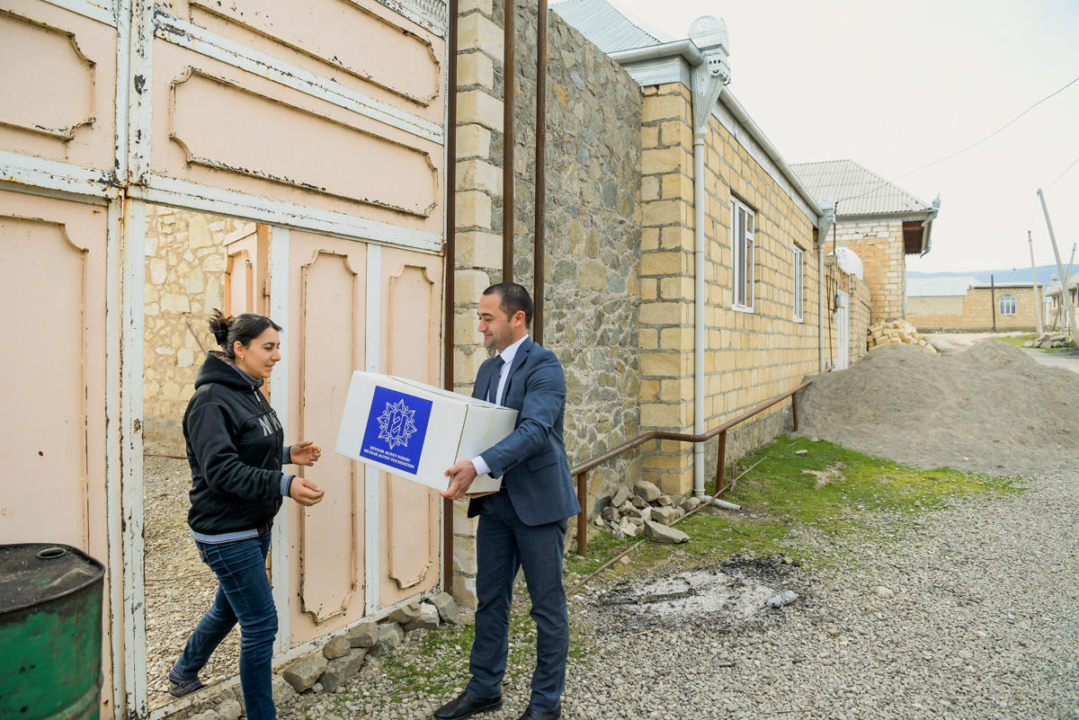 Фонд Гейдара Алиева раздает малообеспеченным семьям подарки по случаю праздника Новруз (ФОТО)
