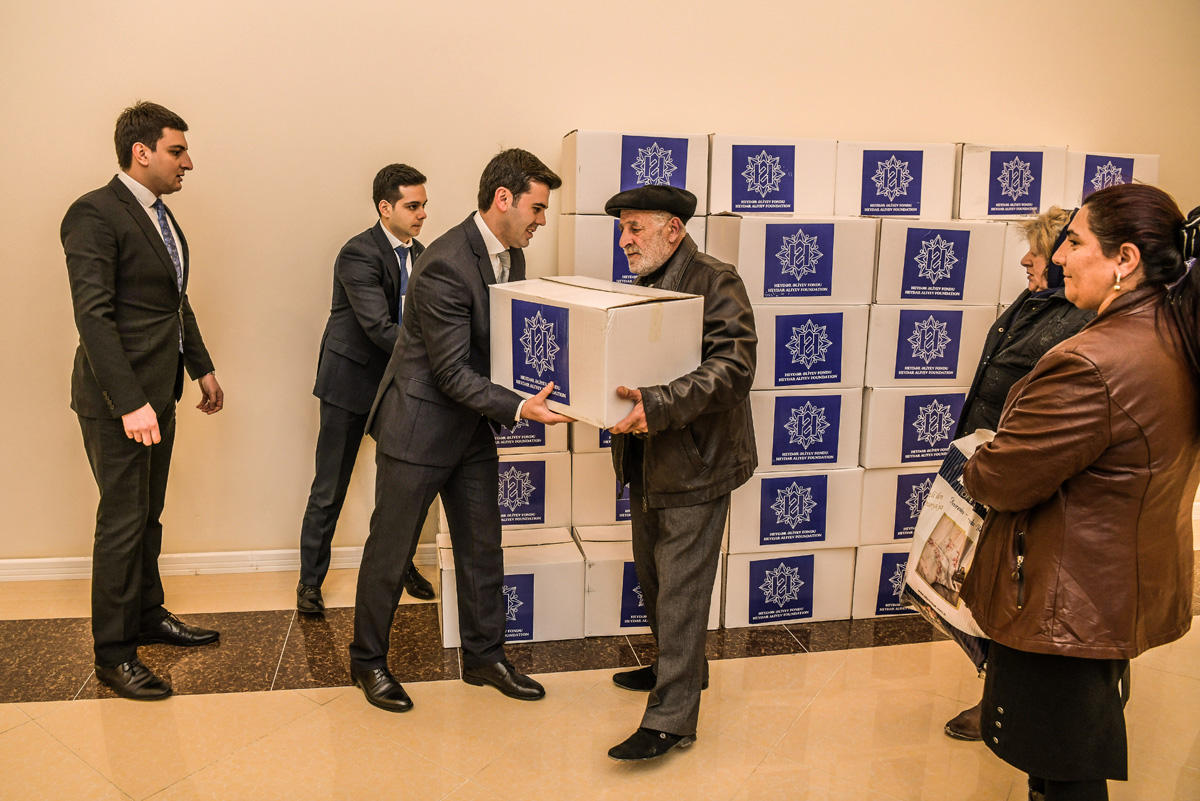 Фонд Гейдара Алиева раздает малообеспеченным семьям подарки по случаю праздника Новруз (ФОТО)