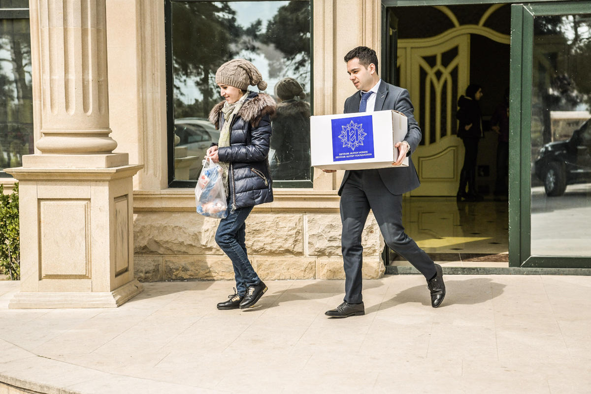 Фонд Гейдара Алиева раздает малообеспеченным семьям подарки по случаю праздника Новруз (ФОТО)