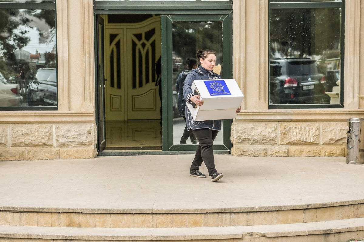 Фонд Гейдара Алиева раздает малообеспеченным семьям подарки по случаю праздника Новруз (ФОТО)