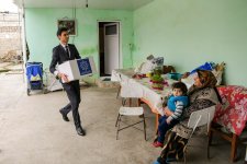 Фонд Гейдара Алиева раздает малообеспеченным семьям подарки по случаю праздника Новруз (ФОТО)