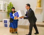 Фонд Гейдара Алиева раздает малообеспеченным семьям подарки по случаю праздника Новруз (ФОТО)