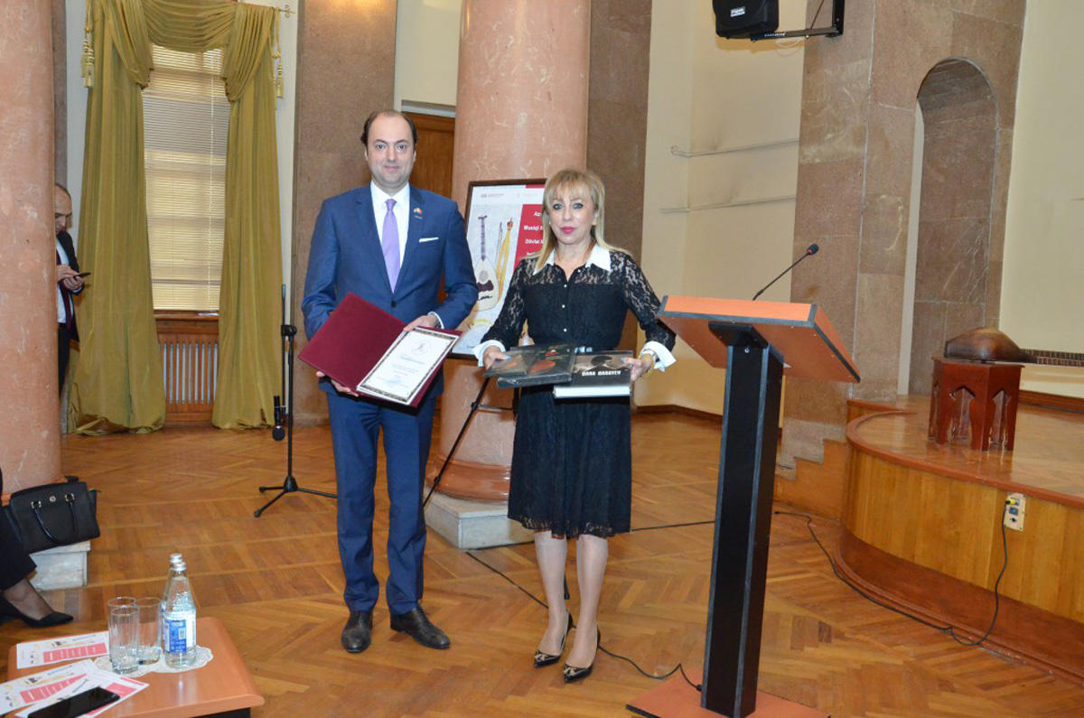 Джура, лавта, нефир, сипси, джюмбюш – подарок азербайджанскому музею (ФОТО)