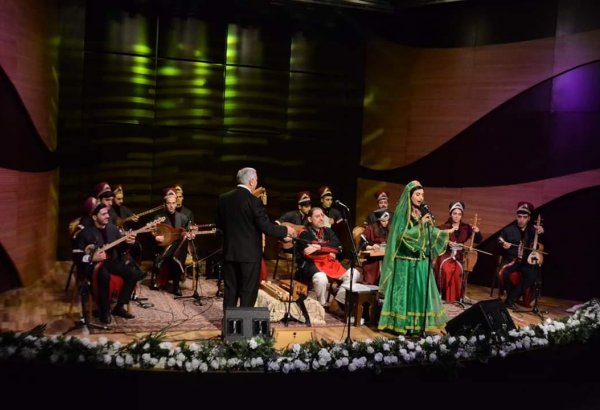 "Sarı Gəlin" и "Bayram  axşamları": австрийский музыкант выступил с концертом в Баку (ФОТО)