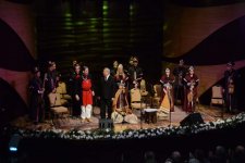 "Sarı Gəlin" и "Bayram  axşamları": австрийский музыкант выступил с концертом в Баку (ФОТО)