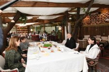 Президент Ильхам Алиев и Первая леди Мехрибан Алиева приняли участие во всенародном веселье по случаю Новруз байрамы (ФОТО)