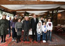 Президент Ильхам Алиев и Первая леди Мехрибан Алиева приняли участие во всенародном веселье по случаю Новруз байрамы (ФОТО)