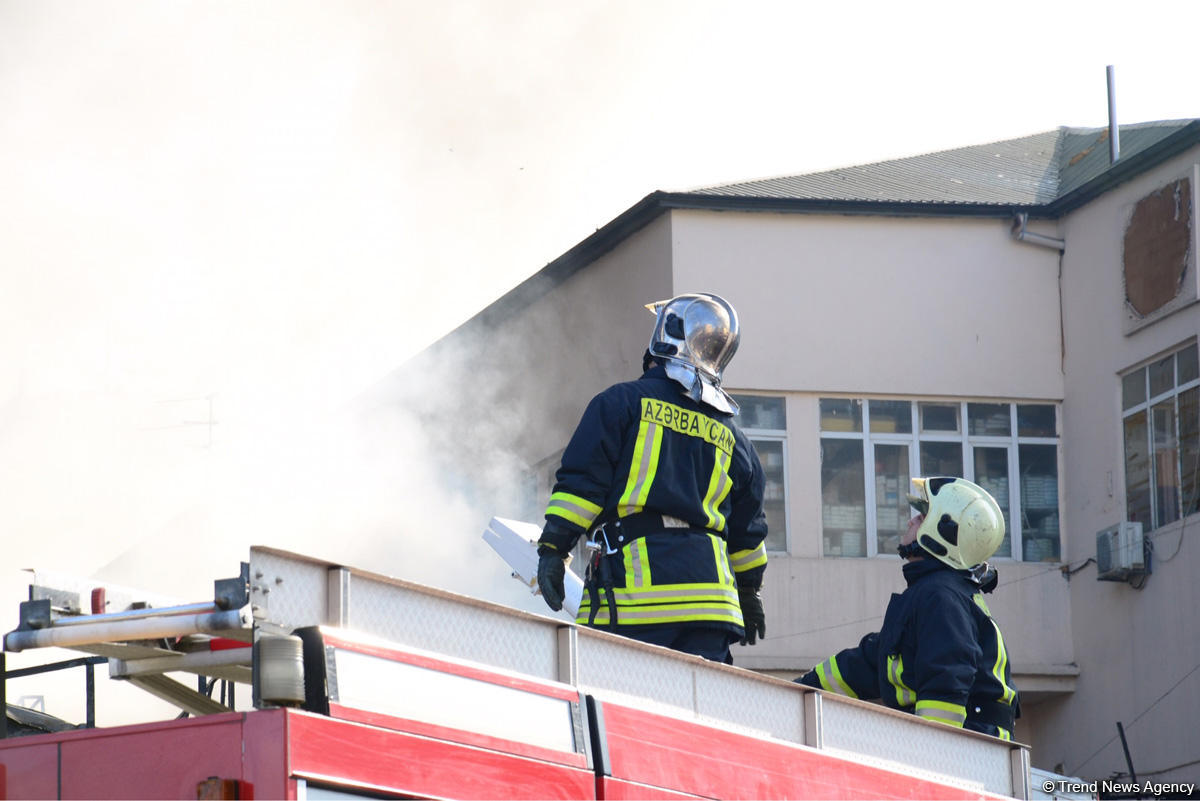 К тушению пожара в т/ц в Баку привлечен вертолет (ФОТО/ВИДЕО)