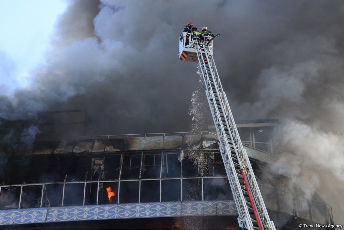 К тушению пожара в т/ц в Баку привлечен вертолет (ФОТО/ВИДЕО)