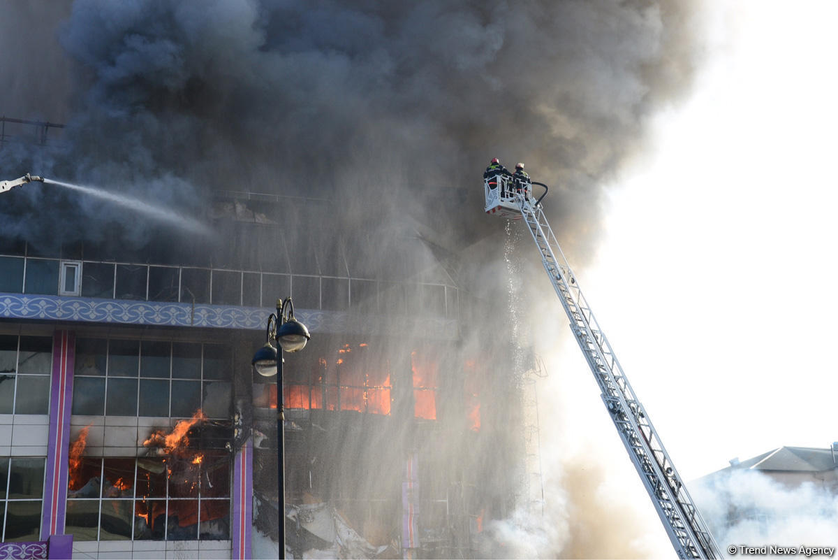 К тушению пожара в т/ц в Баку привлечен вертолет (ФОТО/ВИДЕО)
