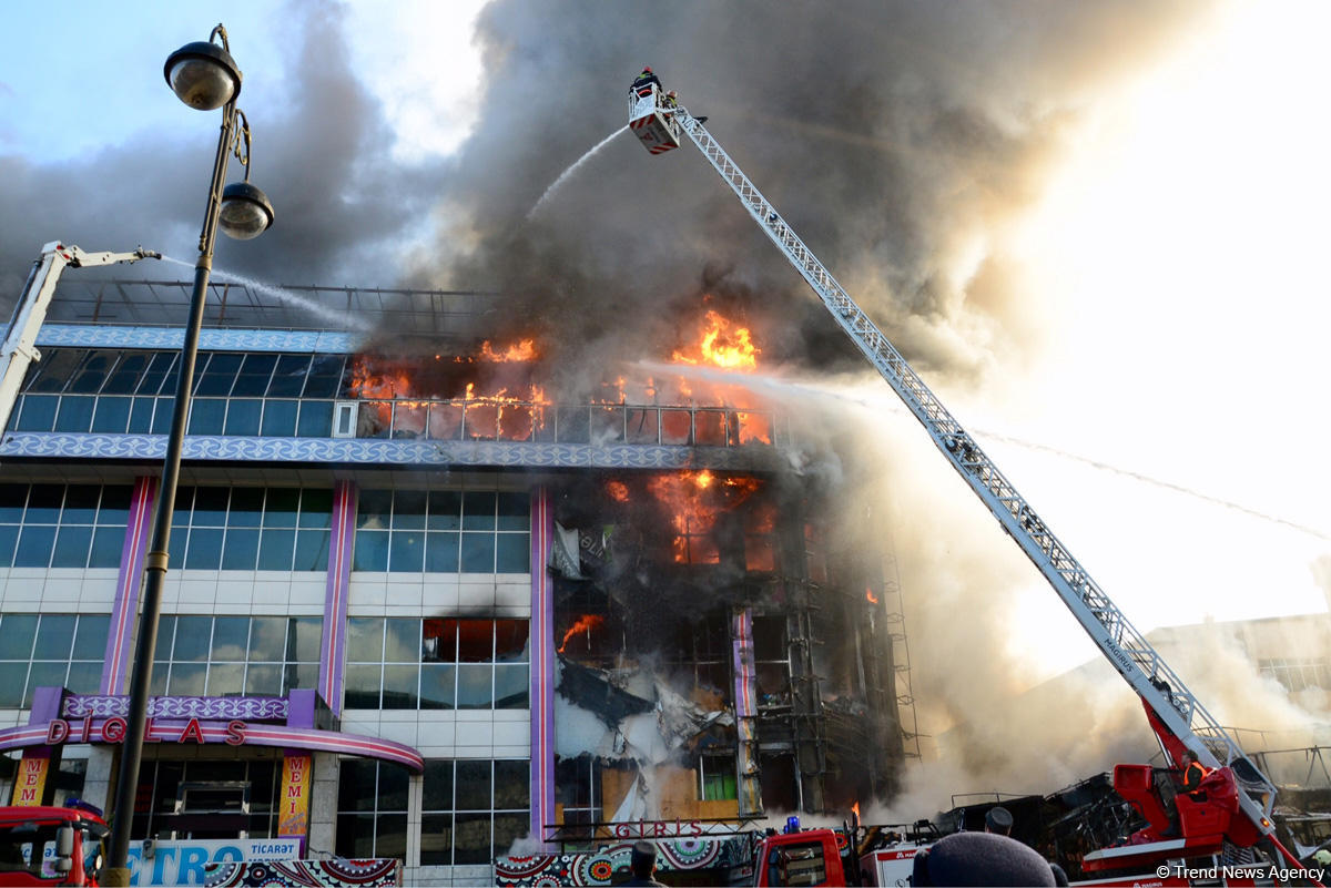 К тушению пожара в т/ц в Баку привлечен вертолет (ФОТО/ВИДЕО)