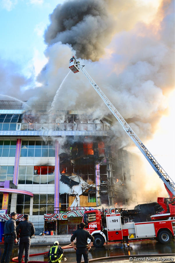 К тушению пожара в т/ц в Баку привлечен вертолет (ФОТО/ВИДЕО)