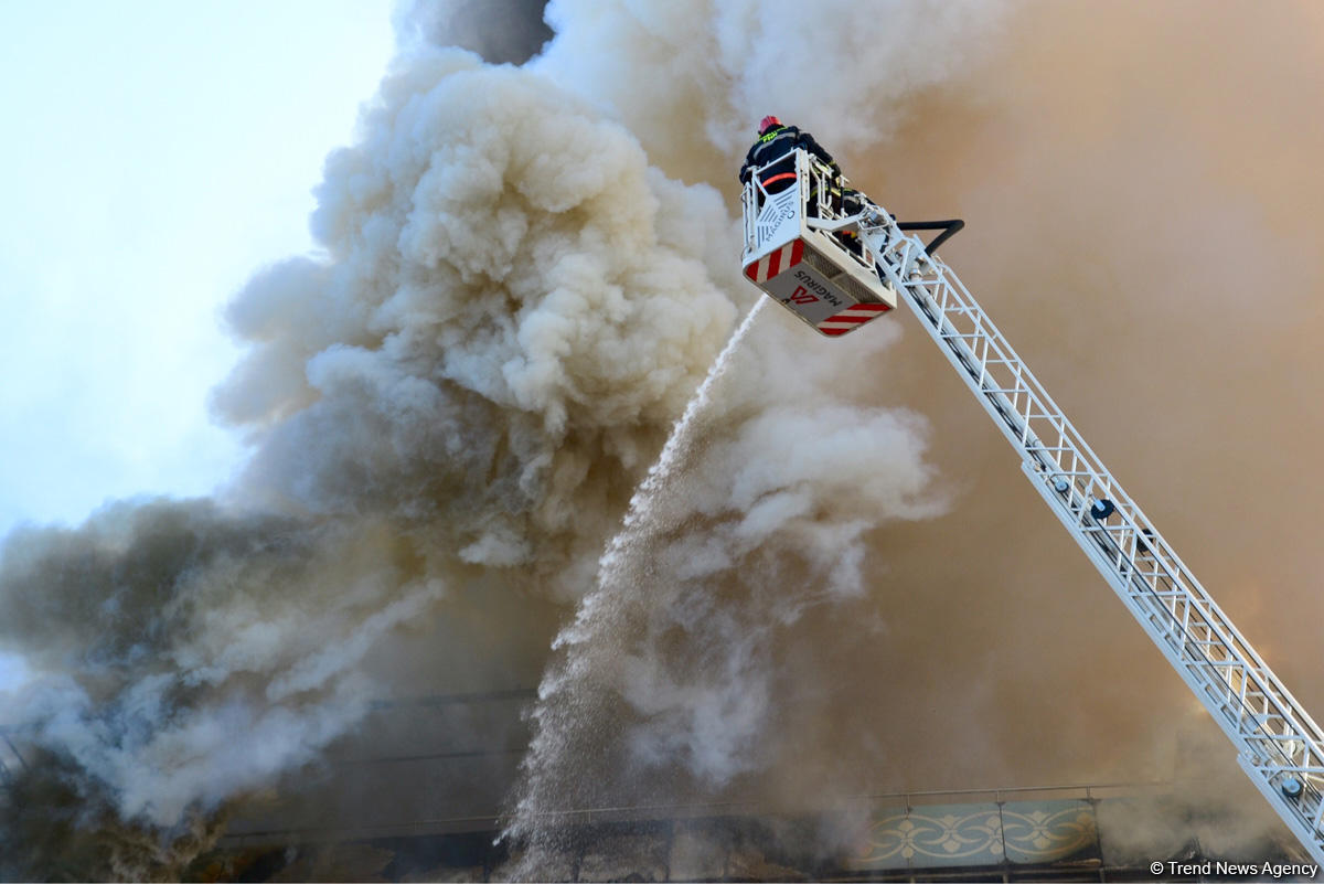 К тушению пожара в т/ц в Баку привлечен вертолет (ФОТО/ВИДЕО)