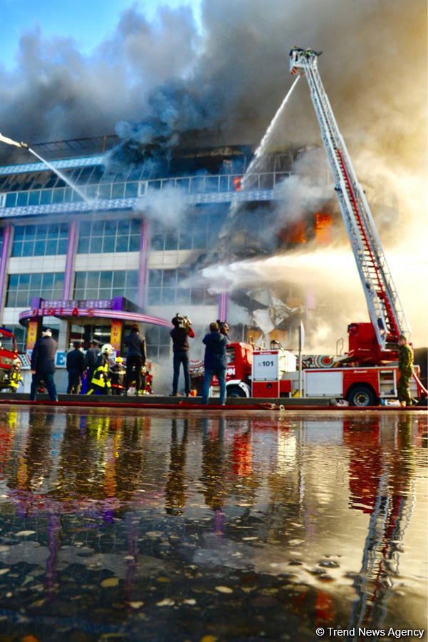 К тушению пожара в т/ц в Баку привлечен вертолет (ФОТО/ВИДЕО)