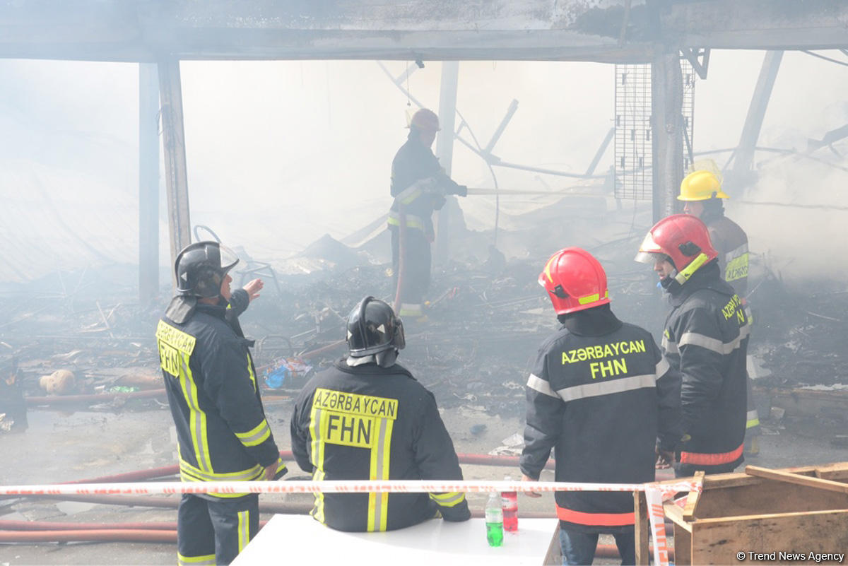МЧС Азербайджана: Лица в гражданской одежде, тушившие пожар - сотрудники, вышедшие со смены утром