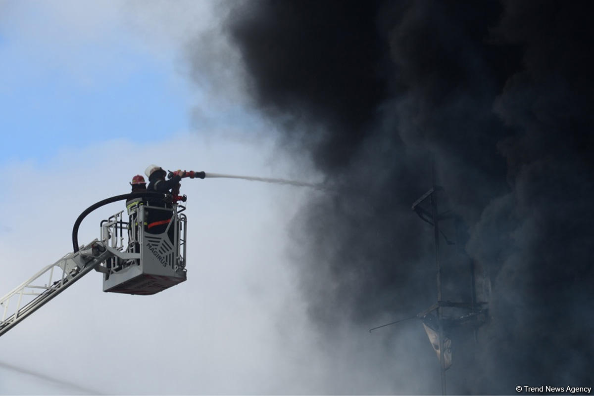 Пожар в торговом центре в Баку потушен