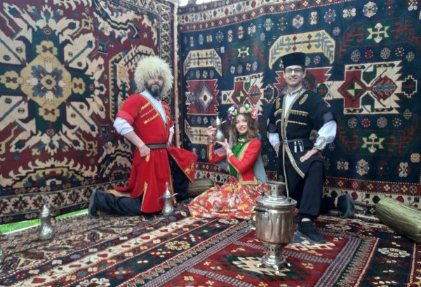 Весенняя сказка на Бакинском бульваре (ФОТО)