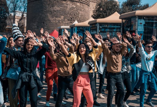 Азербайджанская участница "Евровидения" провела флешмоб со студентами (ФОТО, ВИДЕО)