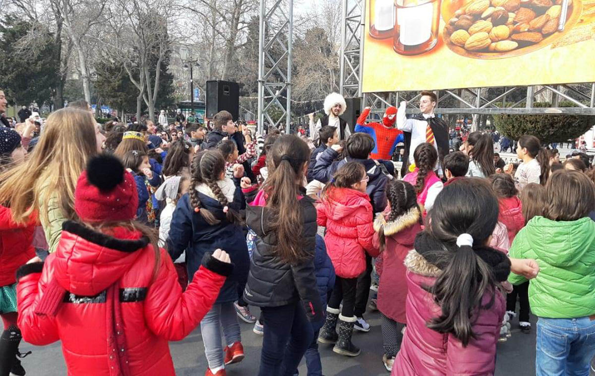 Весенняя сказка на Бакинском бульваре (ФОТО)