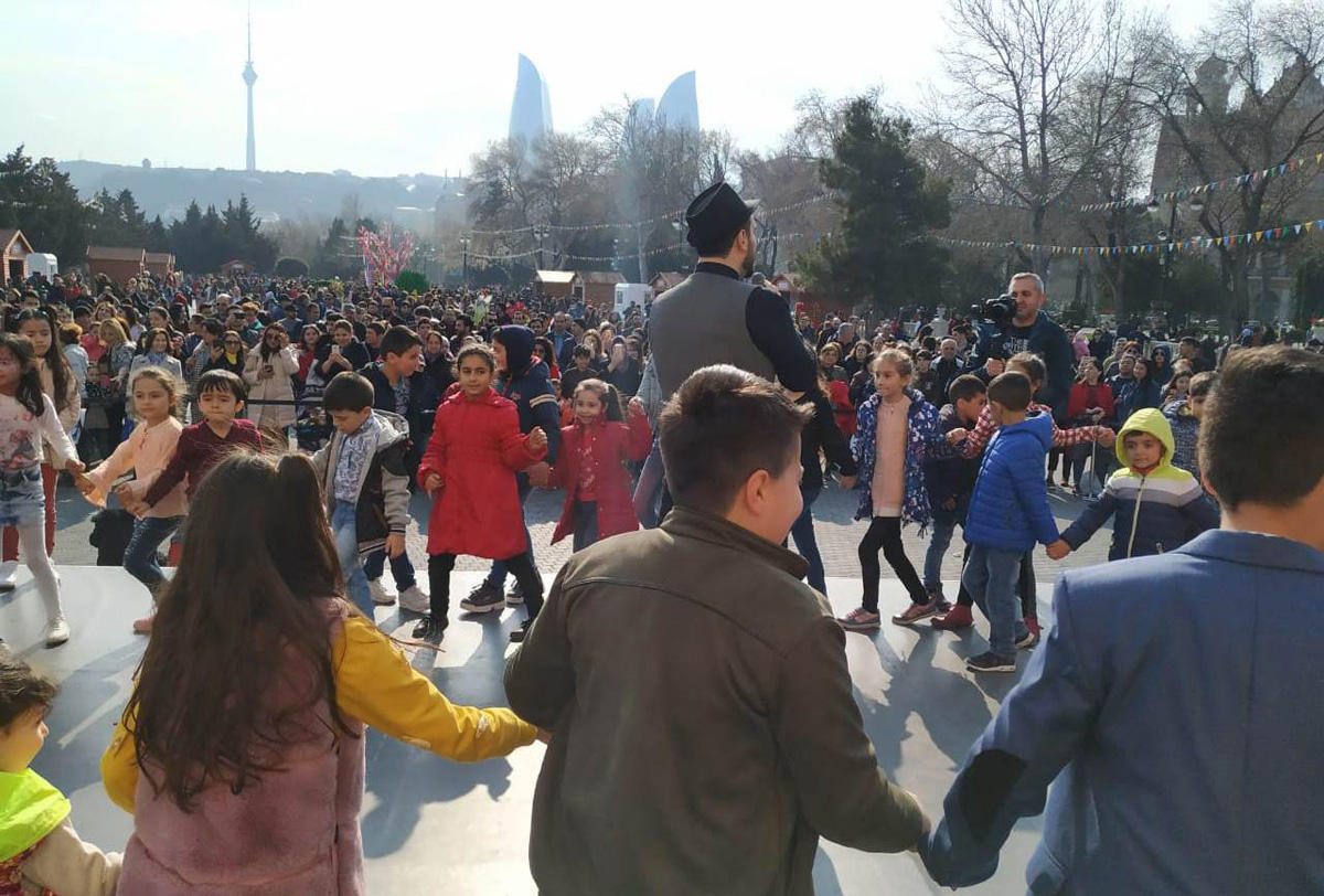 Весенняя сказка на Бакинском бульваре (ФОТО)