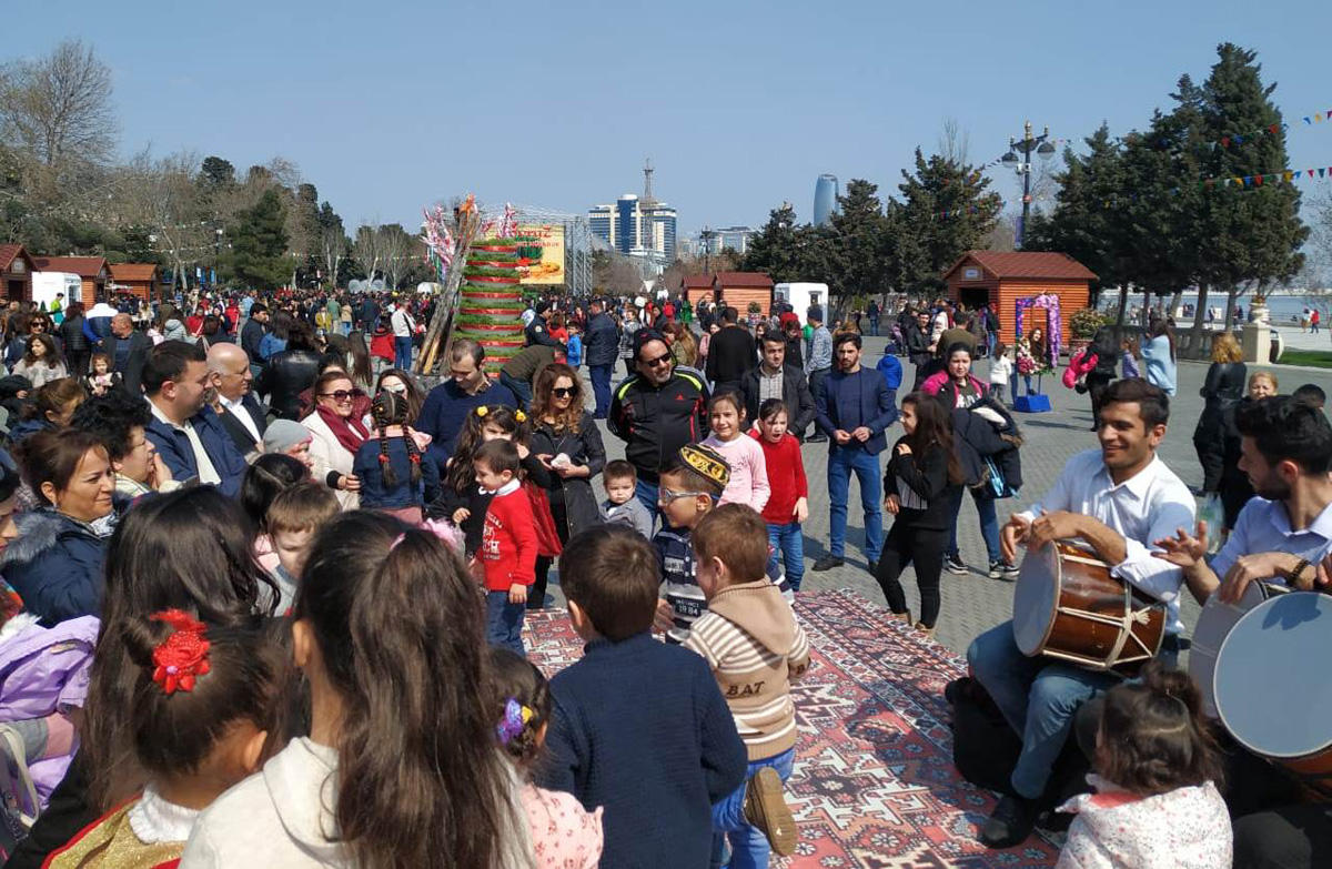 Весенняя сказка на Бакинском бульваре (ФОТО)