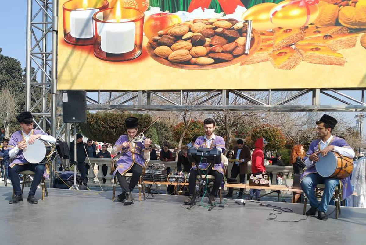 Весенняя сказка на Бакинском бульваре (ФОТО)