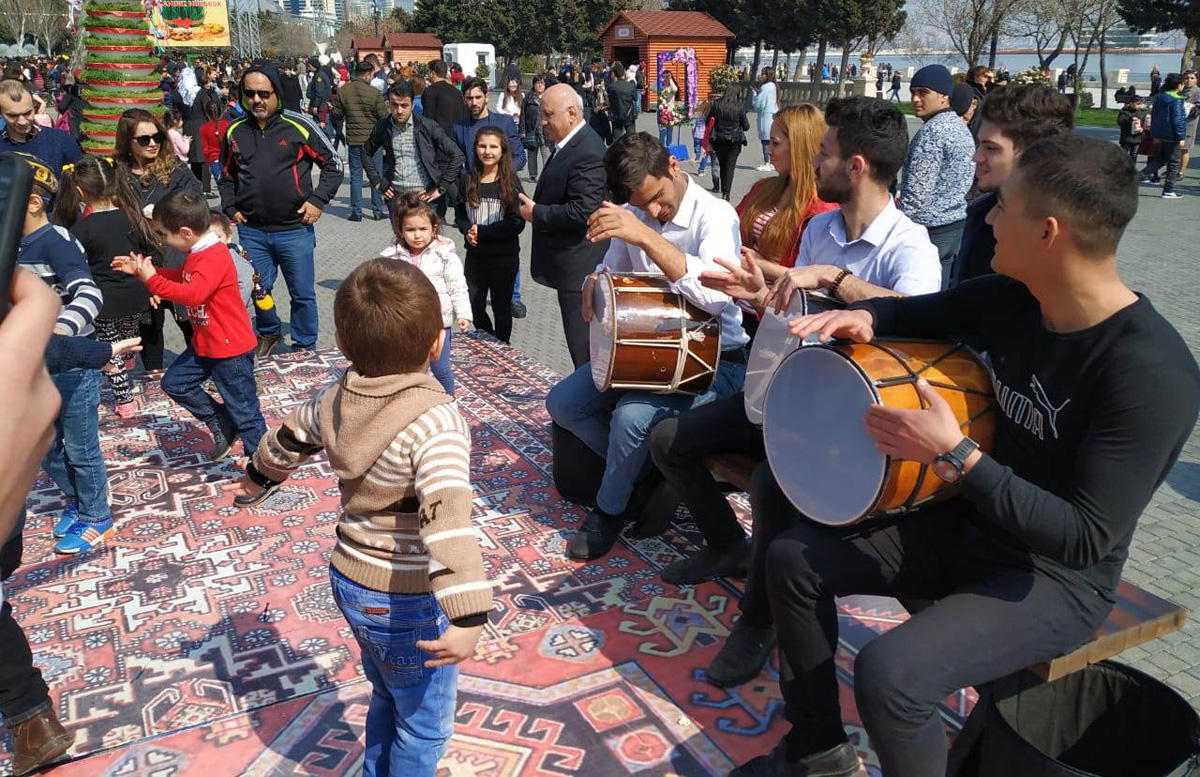 Весенняя сказка на Бакинском бульваре (ФОТО)