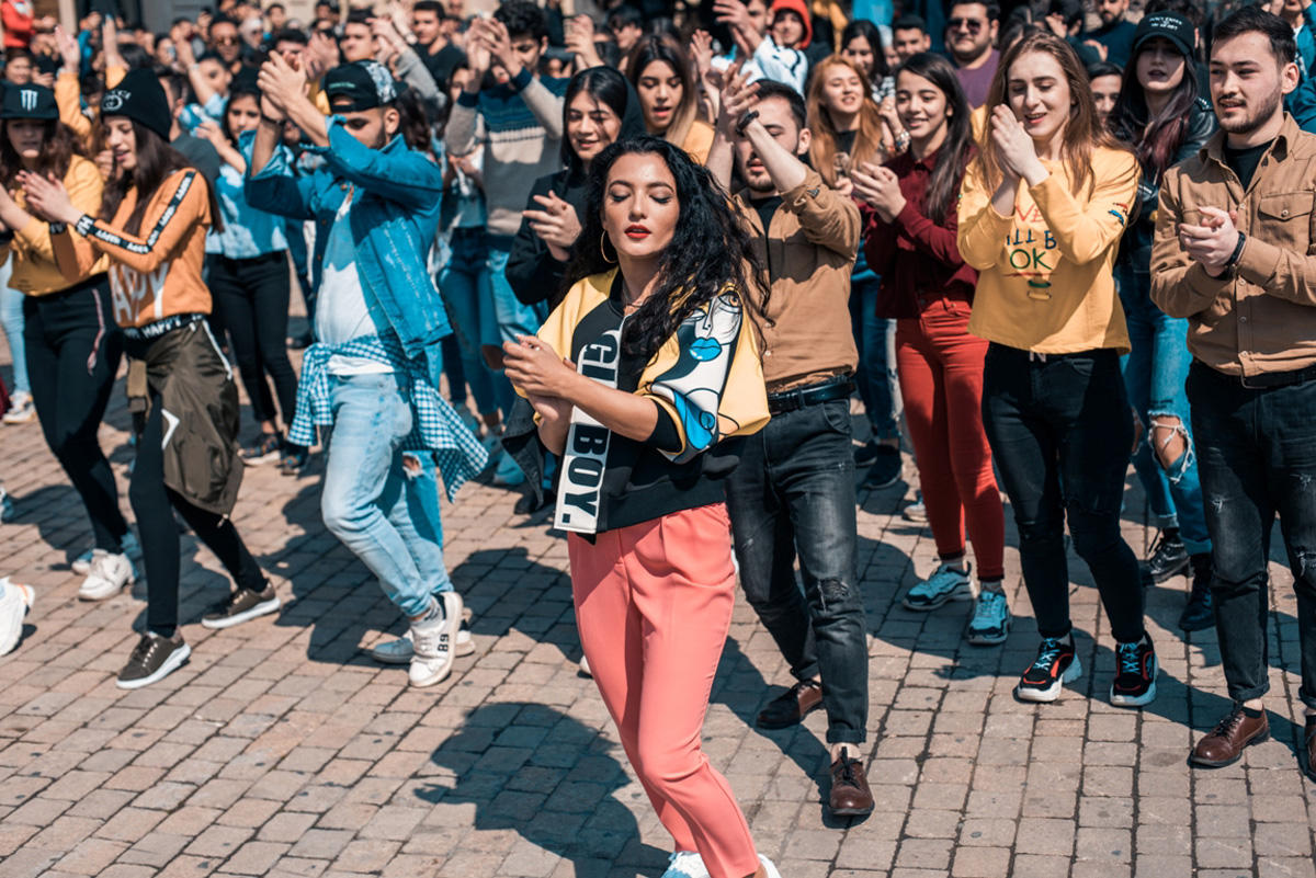 Азербайджанская участница "Евровидения" провела флешмоб со студентами (ФОТО, ВИДЕО)