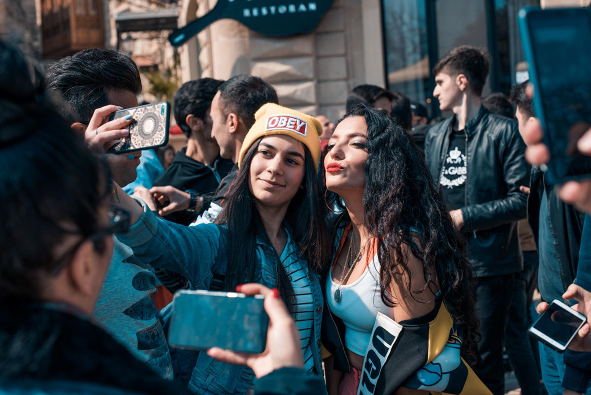 Азербайджанская участница "Евровидения" провела флешмоб со студентами (ФОТО, ВИДЕО)