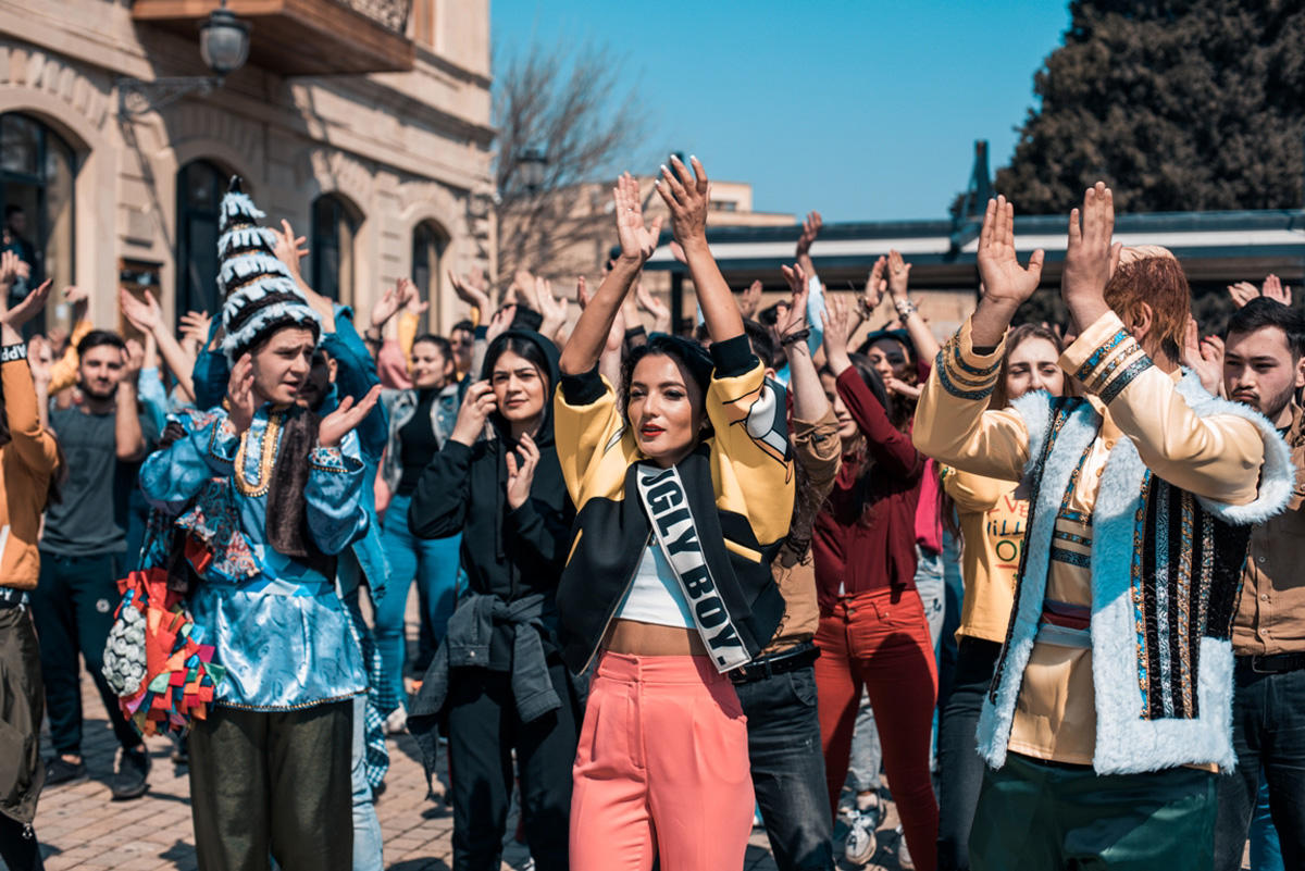 Азербайджанская участница "Евровидения" провела флешмоб со студентами (ФОТО, ВИДЕО)