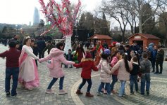 Весенняя сказка на Бакинском бульваре (ФОТО)