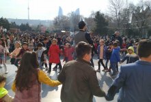 Весенняя сказка на Бакинском бульваре (ФОТО)