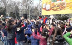 Весенняя сказка на Бакинском бульваре (ФОТО)