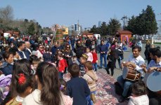 Весенняя сказка на Бакинском бульваре (ФОТО)