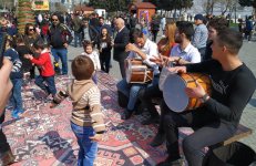 Весенняя сказка на Бакинском бульваре (ФОТО)