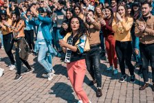 Азербайджанская участница "Евровидения" провела флешмоб со студентами (ФОТО, ВИДЕО)