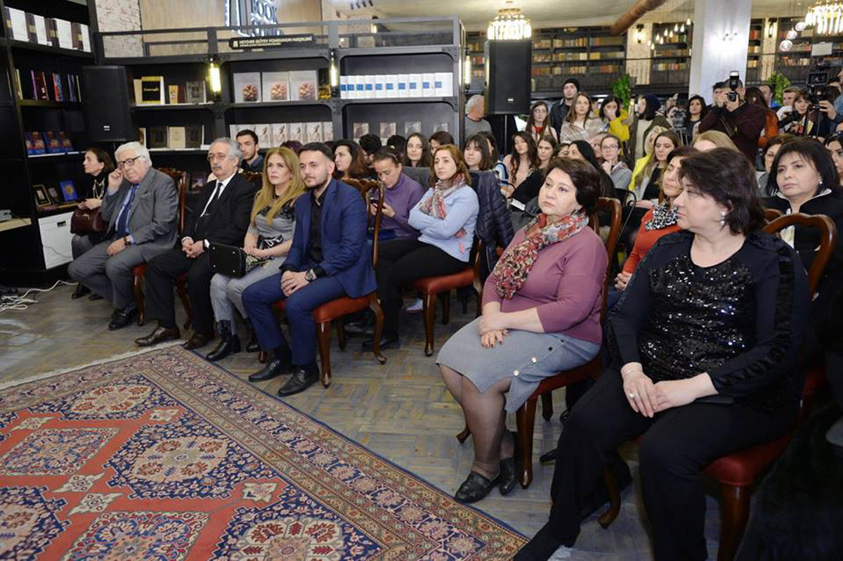 Всемирный день театра в Бакинском книжном центре (ФОТО)