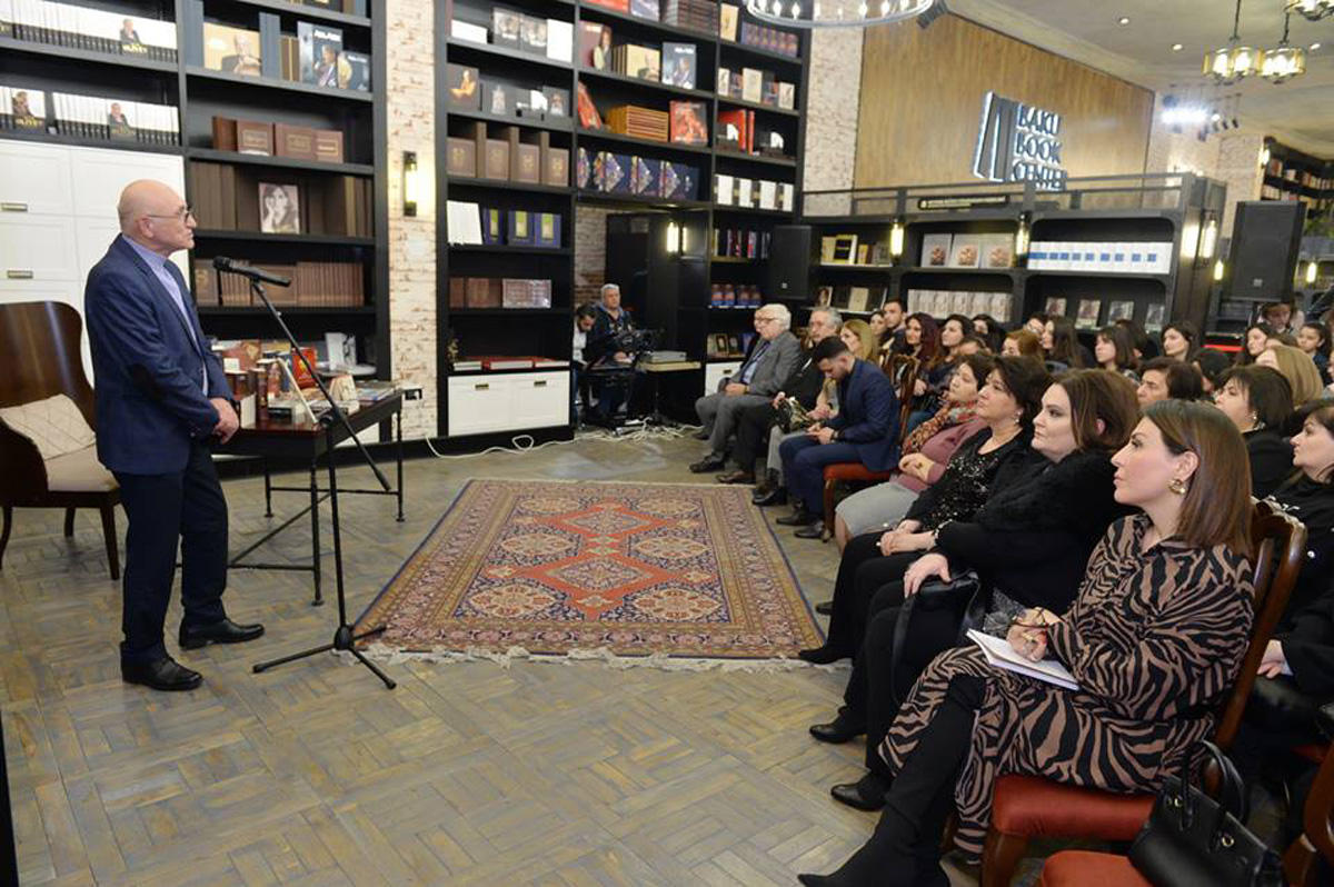 Всемирный день театра в Бакинском книжном центре (ФОТО)