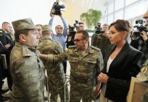 Первый вице-президент Мехрибан Алиева встретилась с военнослужащими, которых обеспечили высокотехнологичными протезами (ФОТО) (версия 2)