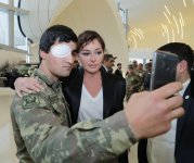 Первый вице-президент Мехрибан Алиева встретилась с военнослужащими, которых обеспечили высокотехнологичными протезами (ФОТО) (версия 2)